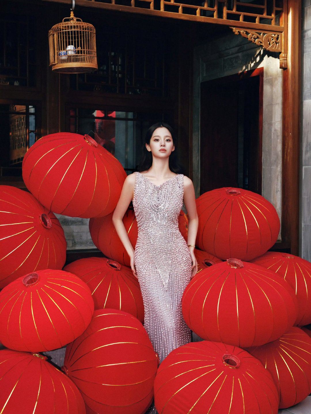 新春茶话会   聊起春晚造型，欧阳娜娜的这套礼服让人印象深刻。M ESSENTI