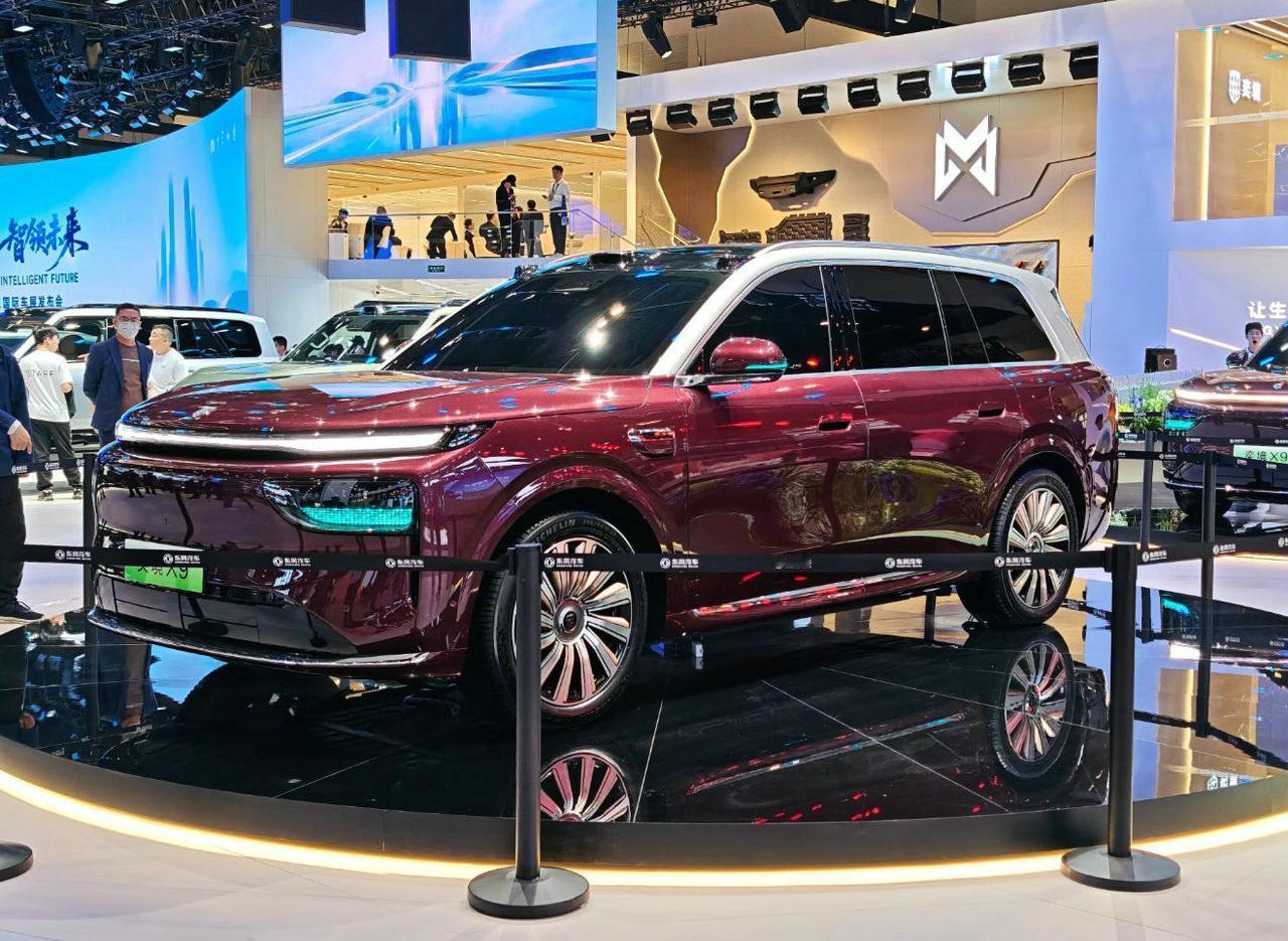 奕境X9亮相北京车展，新车是东风与华为乾崑联合打造的旗舰大六座SUV。
全系标配