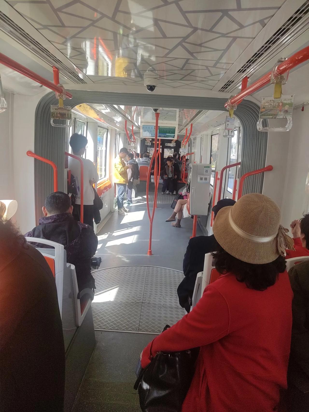 春日之旅（散文诗）

列车穿透阳光，开往春天，开往春暖花开。
春天的景致扑面而来