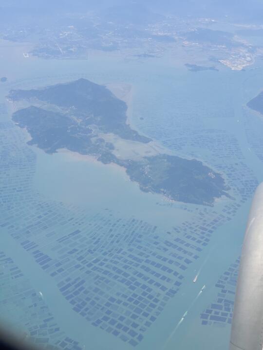 在飞机上看到的可爱小岛☁️✈️