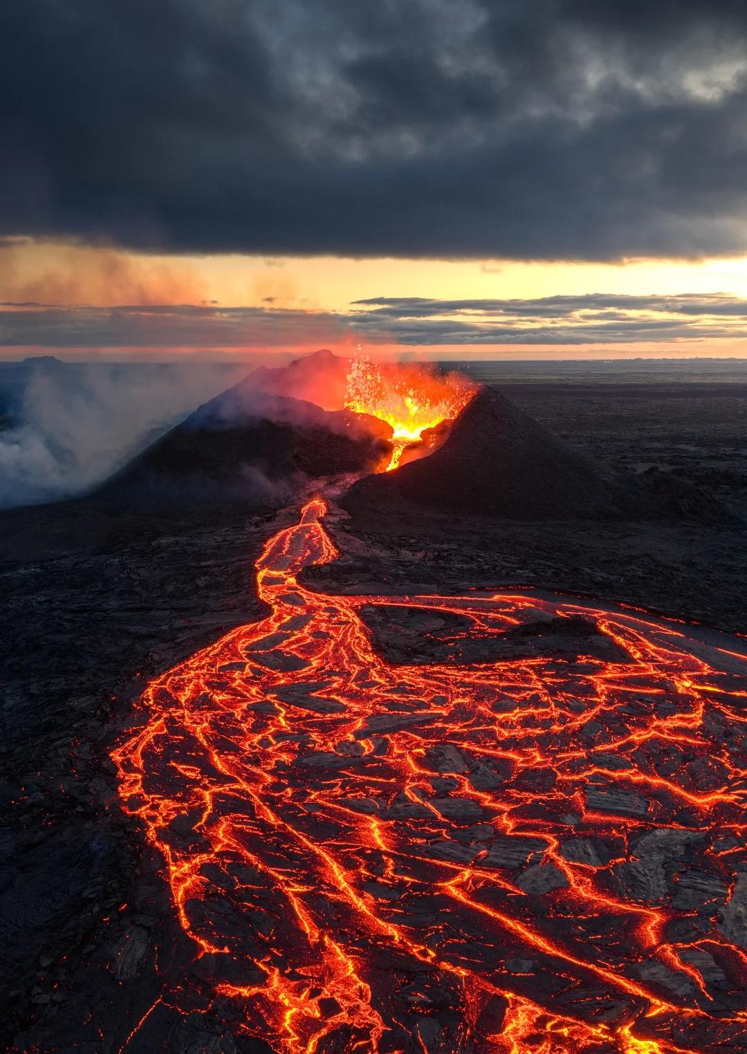 地球在燃烧！冰岛火山喷发现场曝光
站在火山脚下，看熔岩奔腾而下，
那一刻，仿佛世