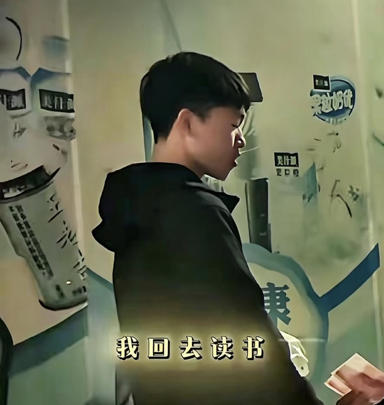 19岁广西少年打工攒学费，一杯奶茶藏满初心，太好哭了
 
广西，19岁少年家里太