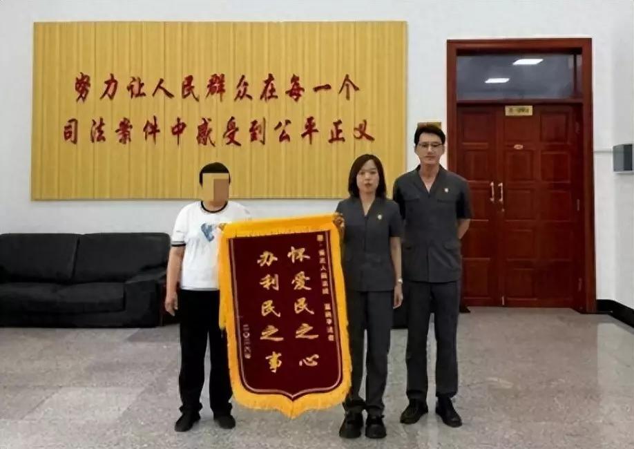男子下班途中摔伤，要求单位赔偿150万。张某某在养殖合作社务工，2022年1月下
