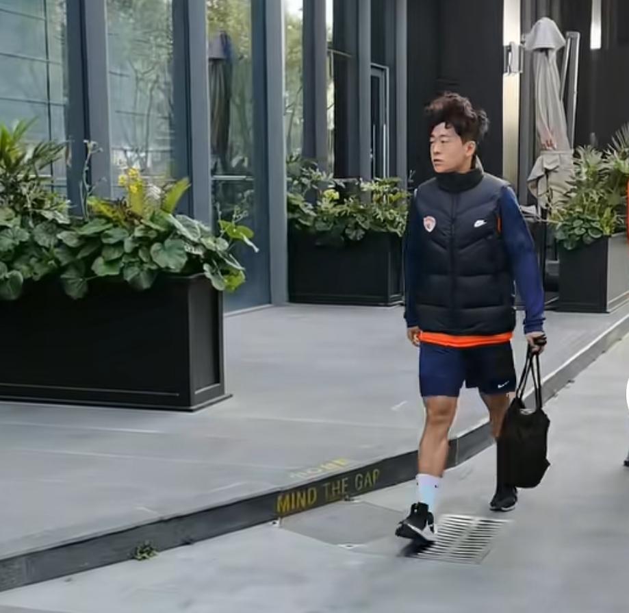 看了海牛球迷发的一条关于海牛队的训练视频，其中拍到了小将邝兆雷，视频中看小邝面对