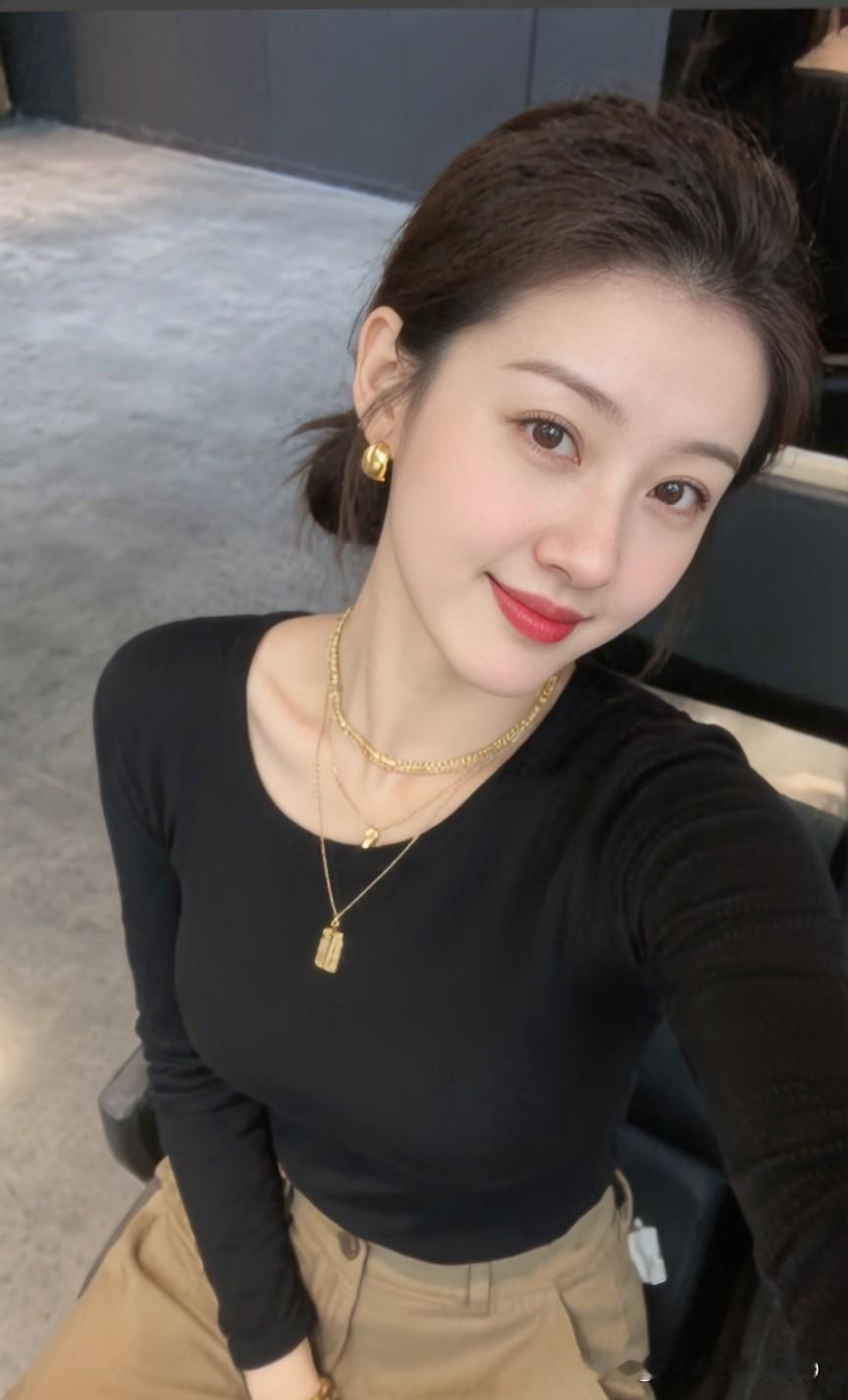 世界上最幸福的事，
莫过于心有灵犀，
彼此呼应。
你等的那个人也在等你，
你关心