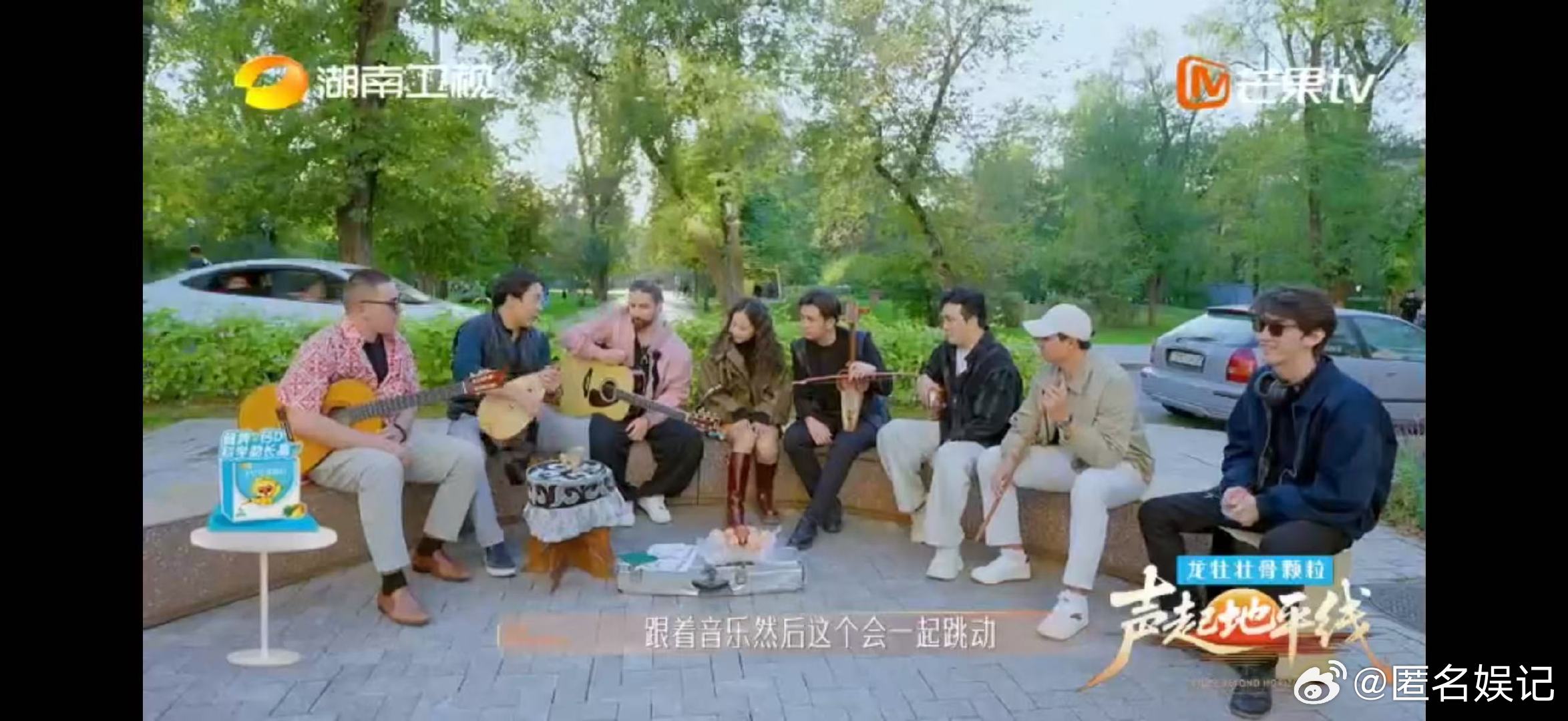 新疆大学生用6种乐器炫技声起地平线被这段街头表演狠狠戳中！来自中国新疆的留学生也