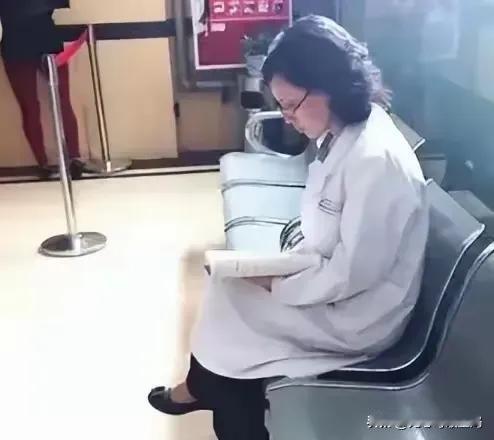 11 年前，兰越峰医生怀着对医疗正义的执着，毅然举报过度医疗与医疗腐败。她的勇敢