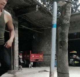 铁棍： 别踢了，再踢你的脚就废了 