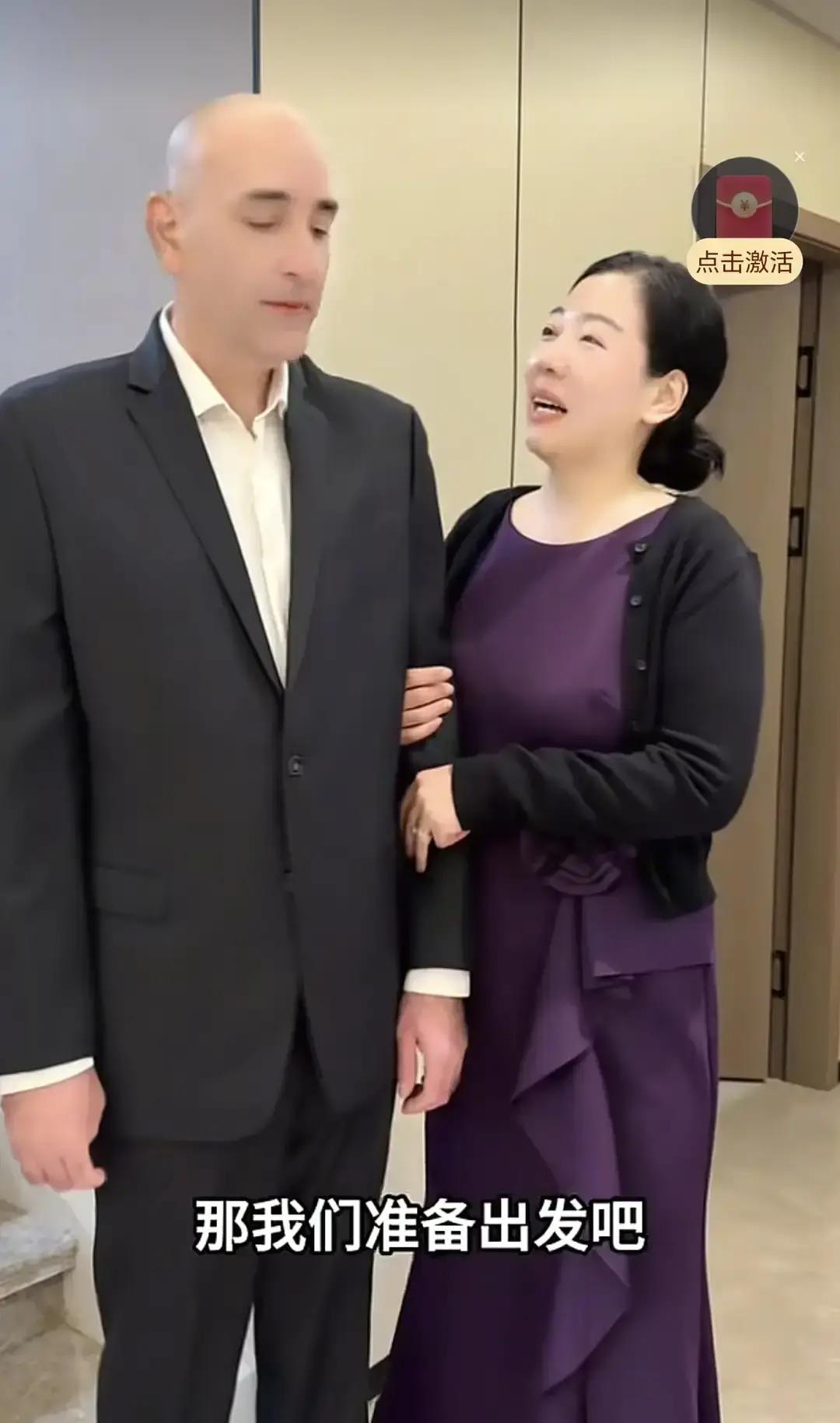 “安娴”这名字先打码，叫她某网红得了。
 
昨晚她直播下楼，西装男+拖地礼服，一