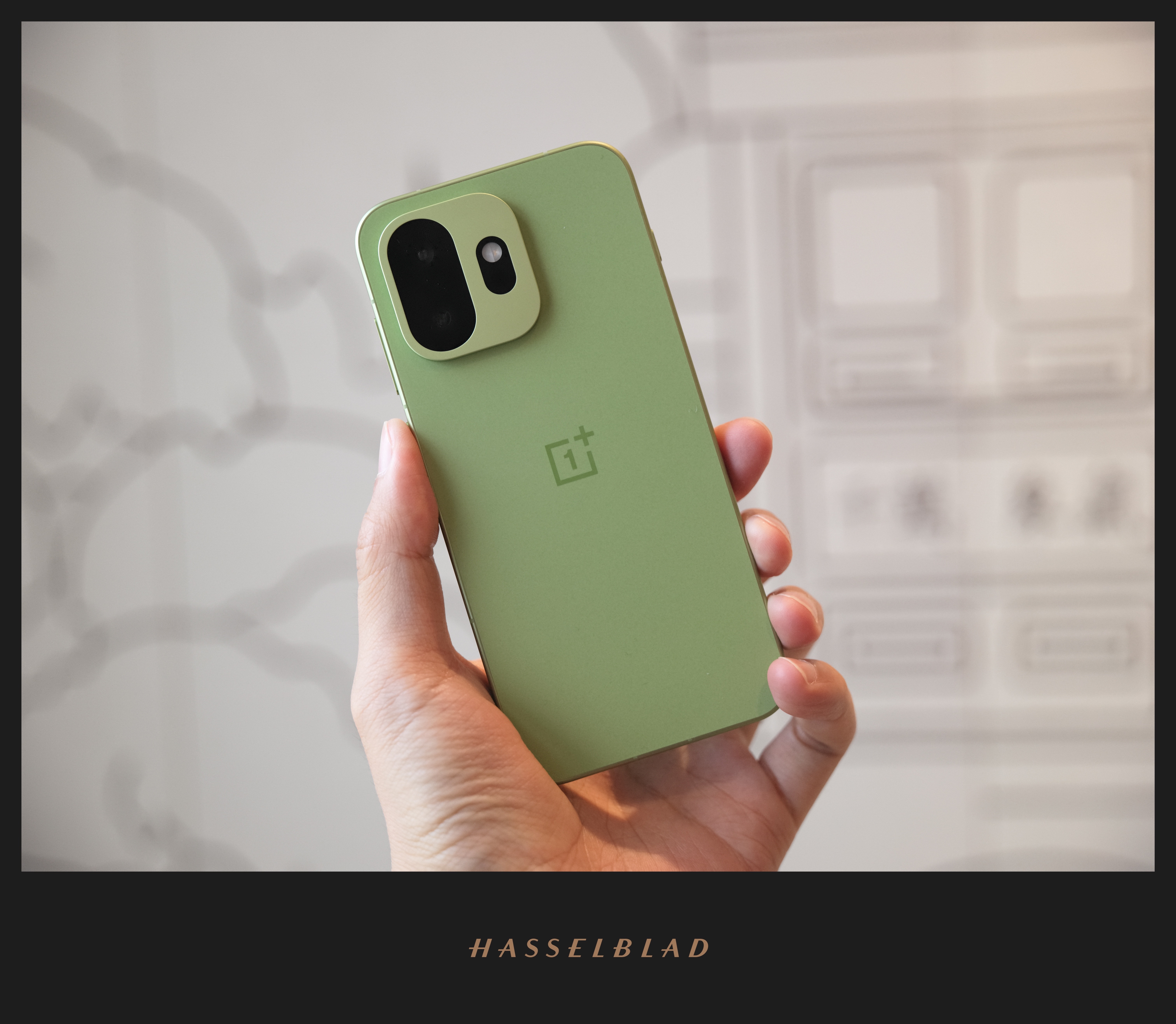 一加15T 今晚发布，6.32英寸等窄小直屏，握在手里相当的称手，赶上春天，这一