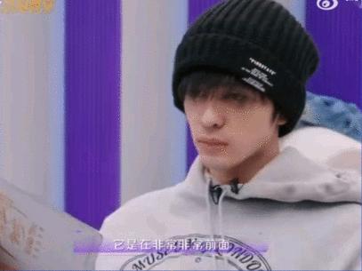 张卓尔身骑白马海绵宝宝上身张卓尔你是喜剧人吧！练《身骑白马》都能整出海绵宝宝特效