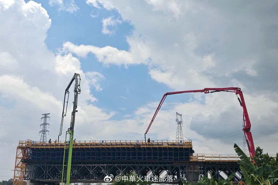 高铁头条【合湛高铁广东段首孔现浇梁顺利完成浇筑】7月11日，新建合浦至湛江高速铁