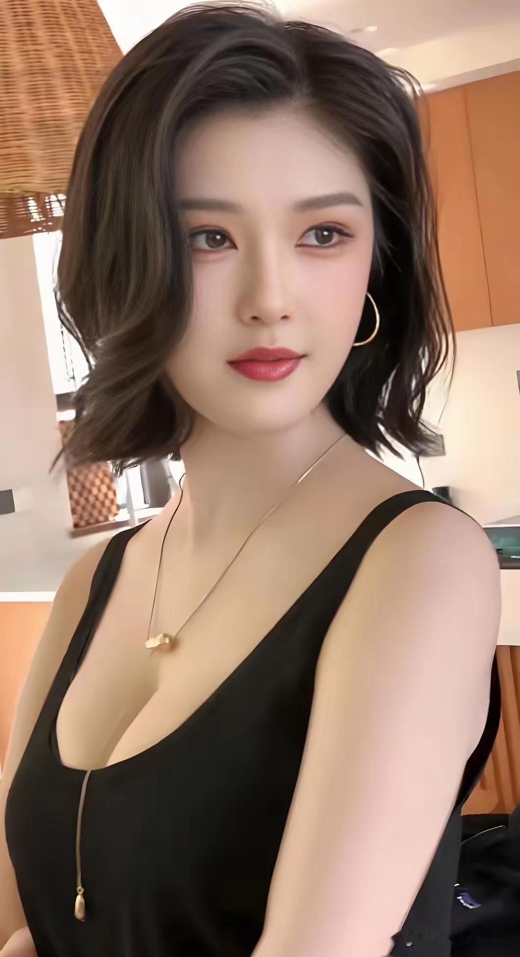 这美女车模不红才怪！这利落短发、配上这样的身材，怪不得人家那么红！