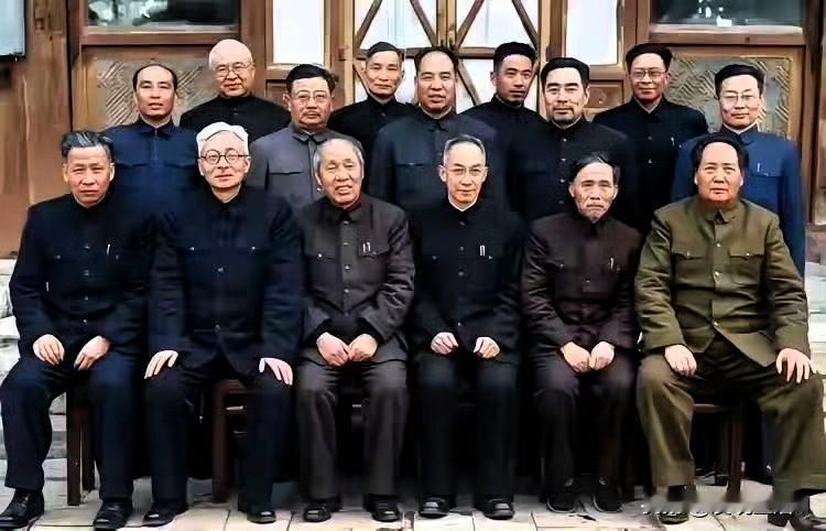 这张照片坐在中间的是“延安五老”，他们年高德劭、资历深厚，在党内德高望重。合影时