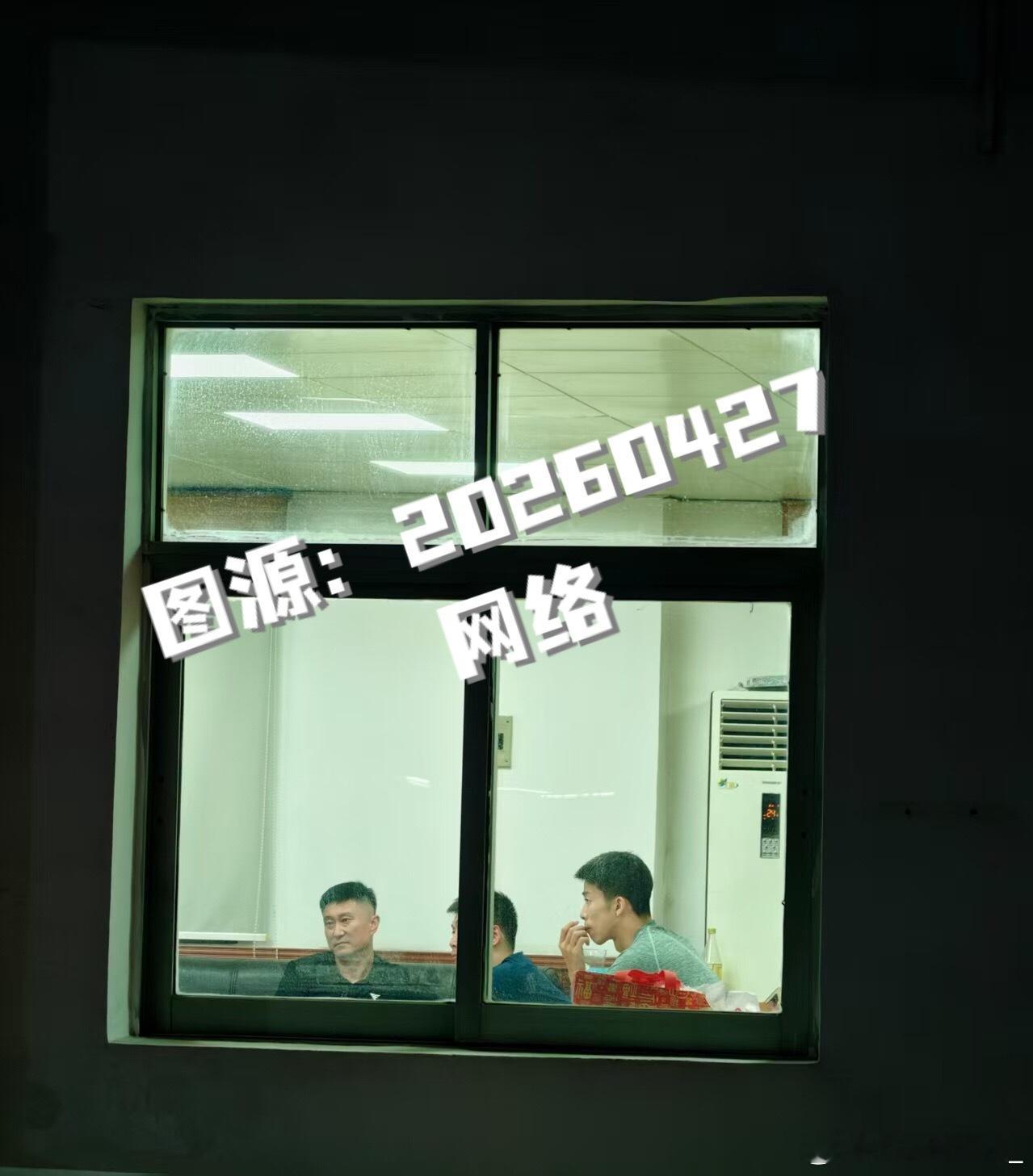 广东宏远 教练组深夜看录像！明天比赛加油！！让那群键盘侠闭嘴（图源：网络） 
