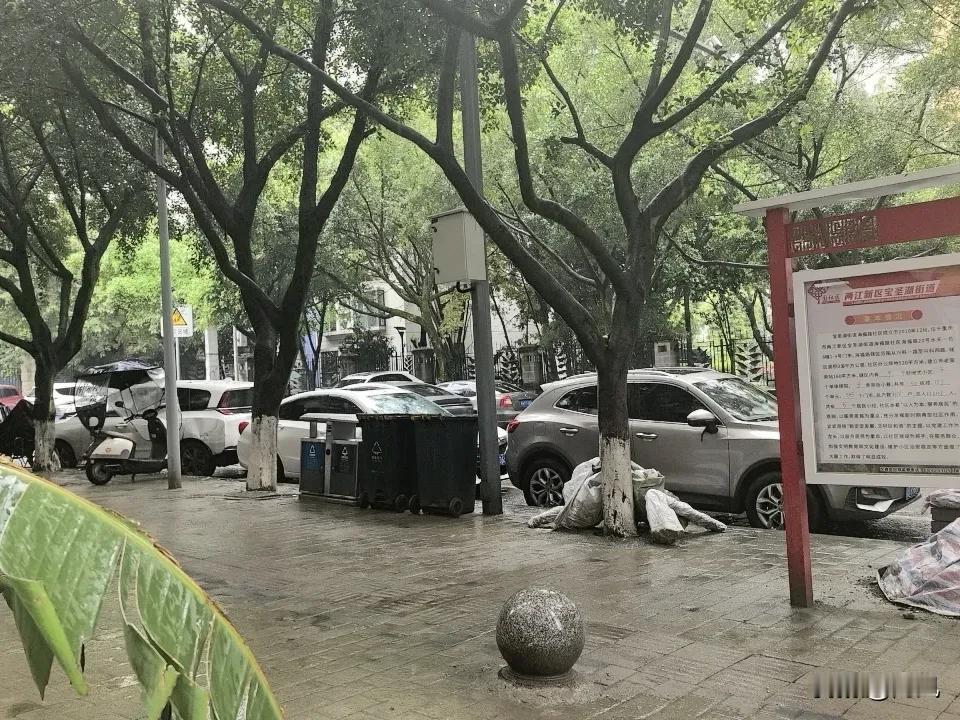 重庆下雨了。原本上街玩一玩，结果被困在路上了。 小时候最喜欢雨了，因为下雨天父母