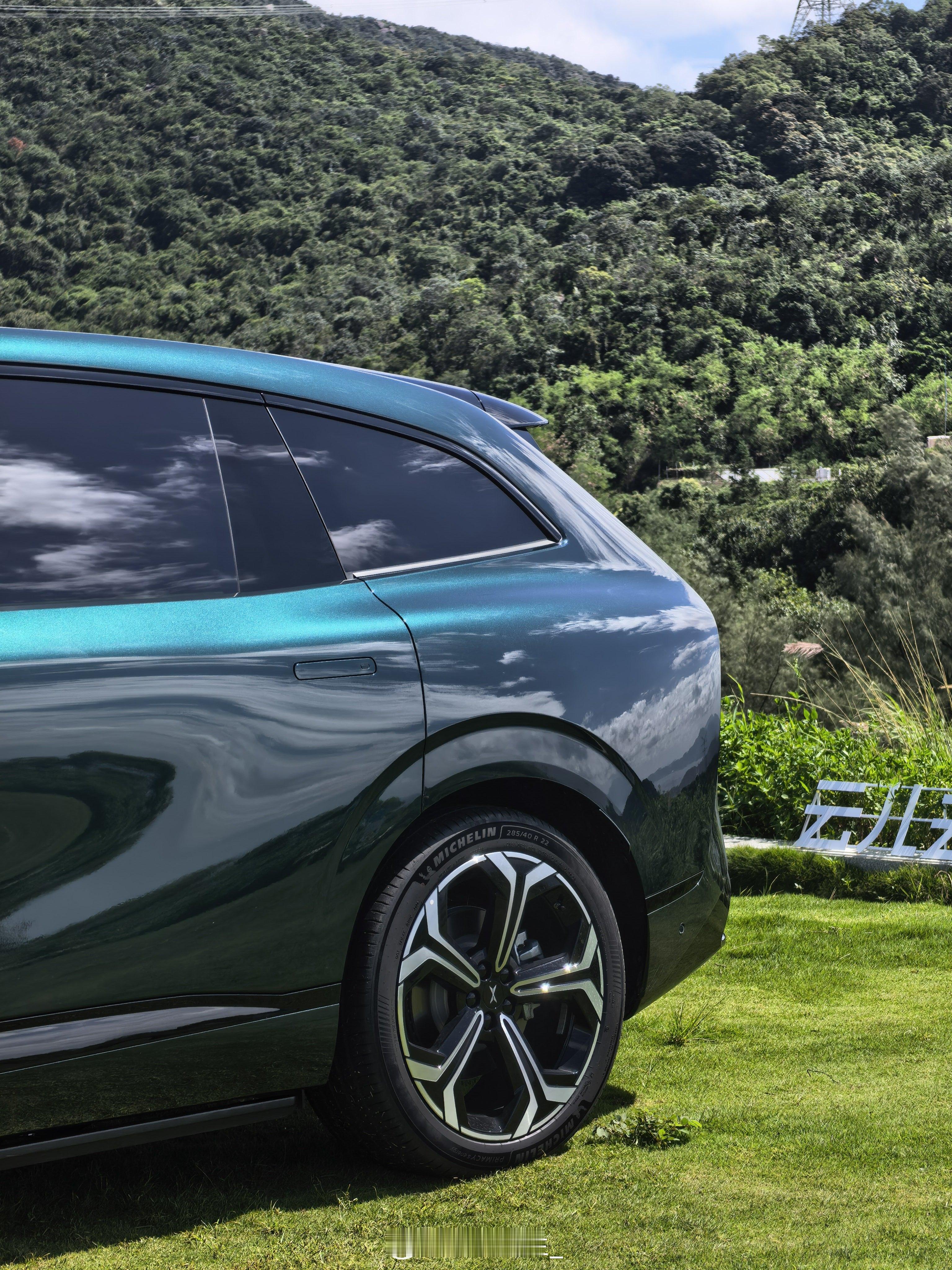 传统 SUV 这个位置有D柱、后轮拱、有后备箱，所以会分多块钣金拼接，会就一些分