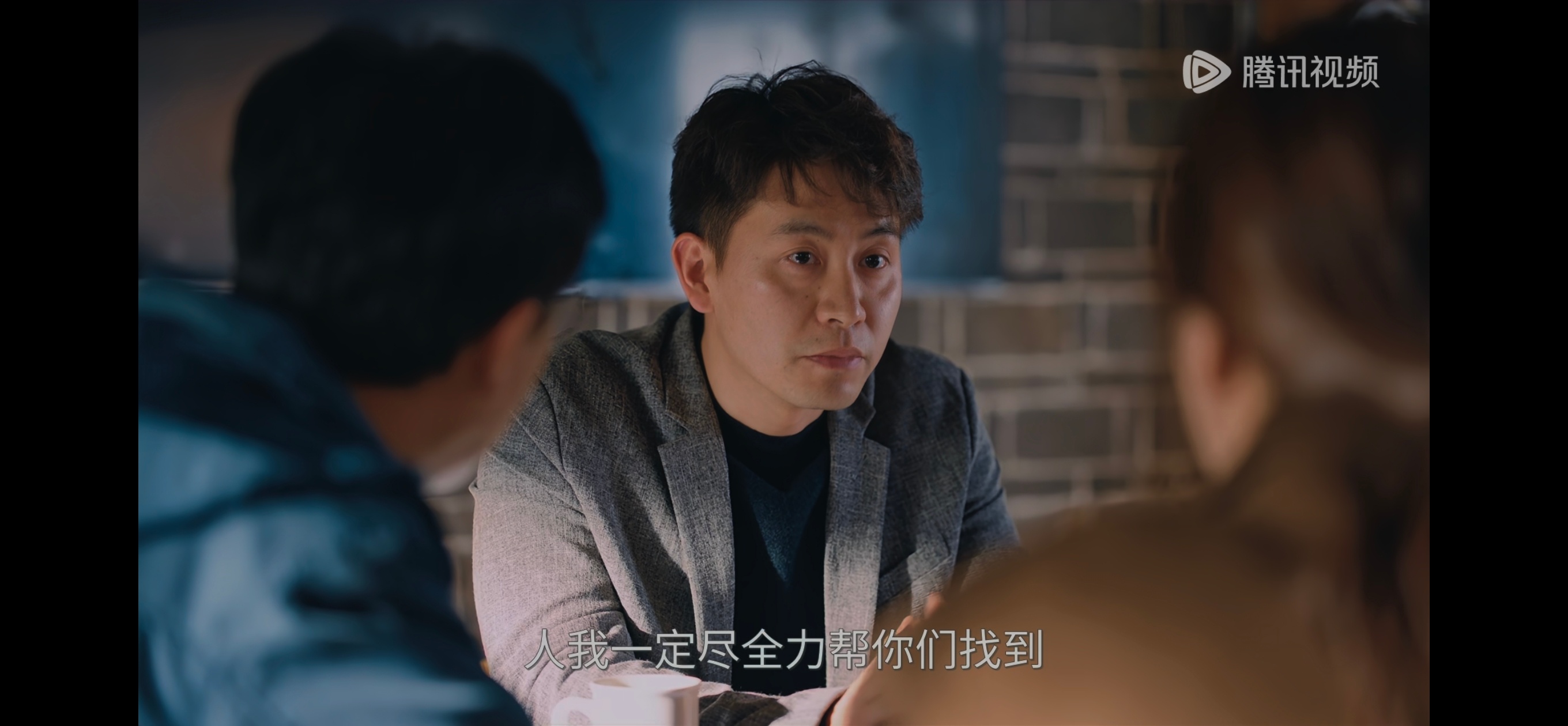 利剑玫瑰 这男的是不是和人贩子一伙的啊？知道孩子下落又不准他们报警，想坑小洋芋家