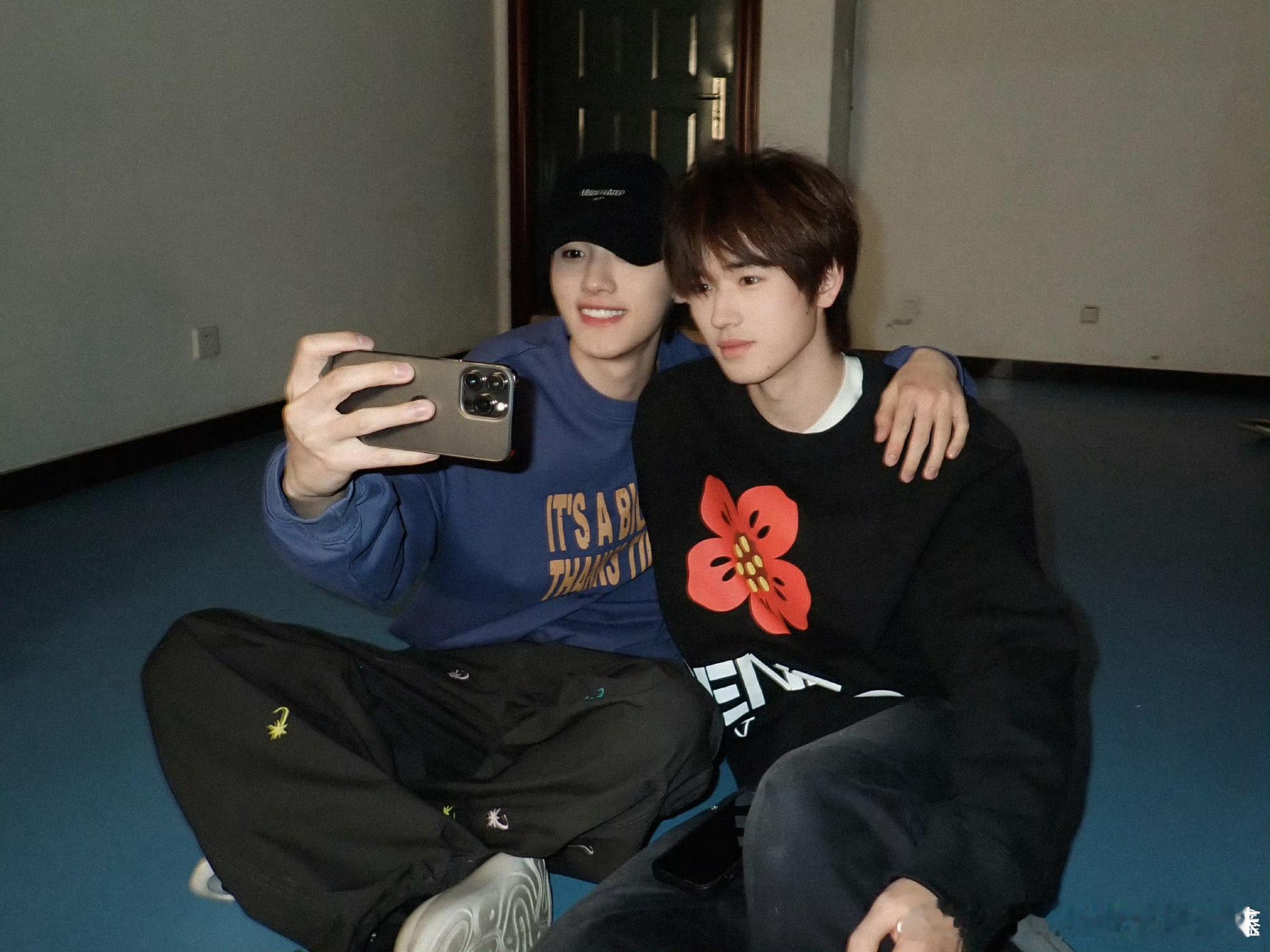 游戏环节宋亚轩拍丁程鑫肚子，时间快不够了，宋亚轩知道丁程鑫疼吧，心疼他 宁愿放弃