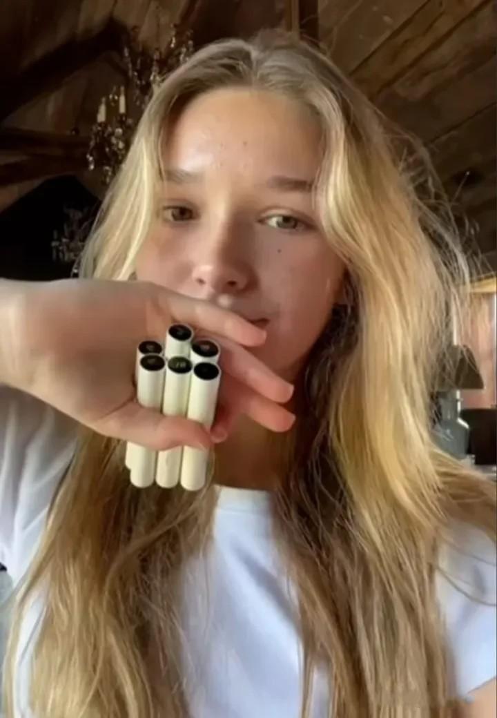 小七这是要抢贝嫂饭碗的节奏啊！

前天贝嫂在ins上曝光了小七偷练化妆的视频，只