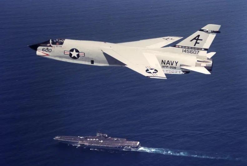 60年代，美国海军的RF-8舰载侦察机。