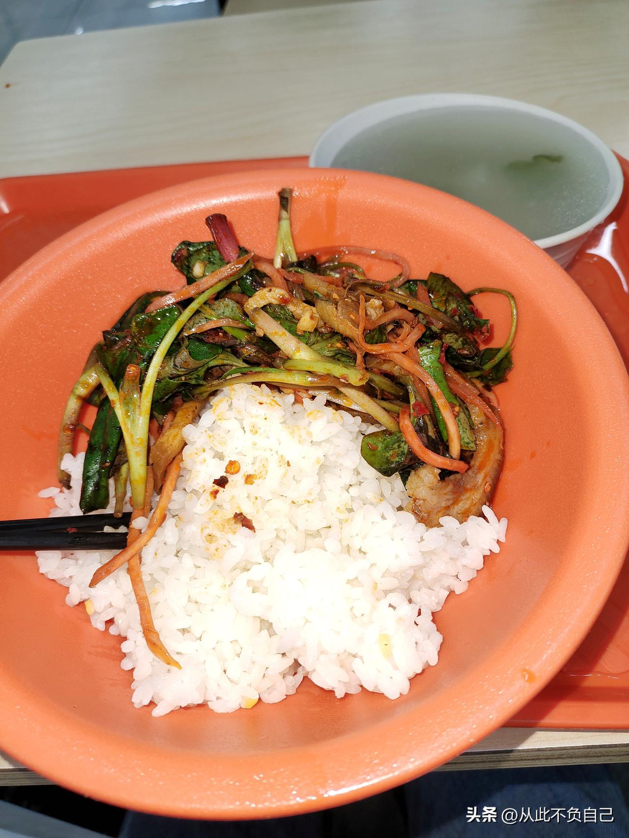 在工厂上班不如牛马！进入车间就好像关进了牲口圈，上厕所要打招呼，吃饭必须到了饭点