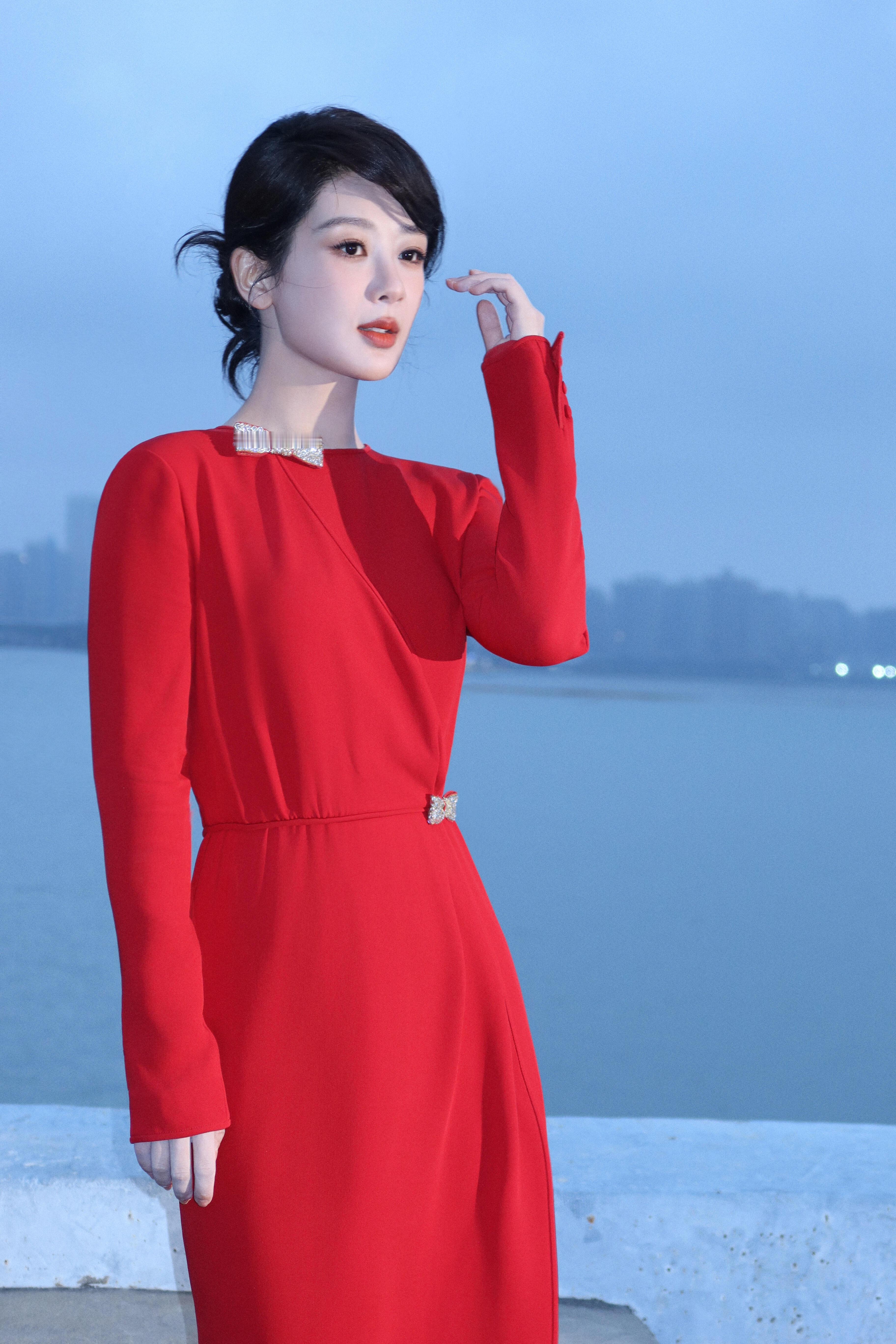 杨紫红裙2026年的第一次营业2026年来啦，红裙Andy前来报道！！祝大家元旦