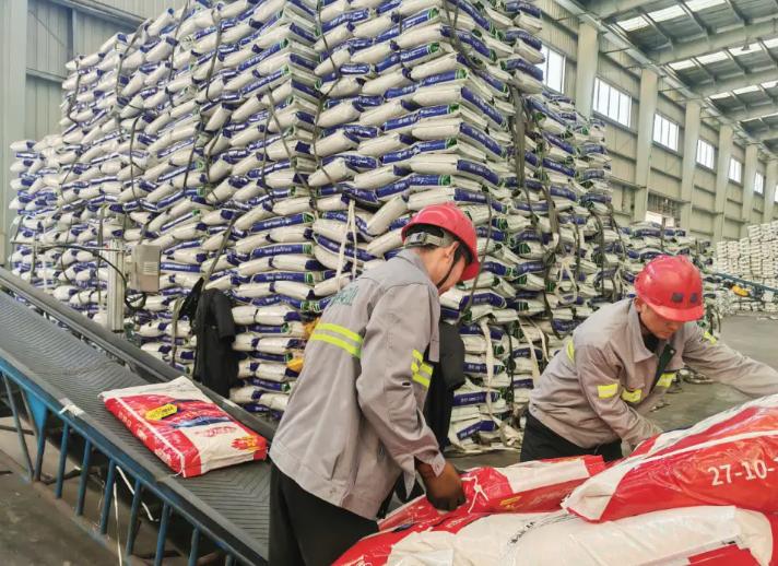 平常不起眼的尿素成了边境走私的新宠，暴利背后苦的是亿万种地的老百姓，是14亿人口