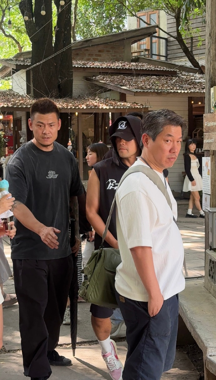 网友清迈艺术村偶遇周杰伦 有网友在清迈艺术村偶遇周杰伦，杰伦带黑帽子穿黑卫衣低调