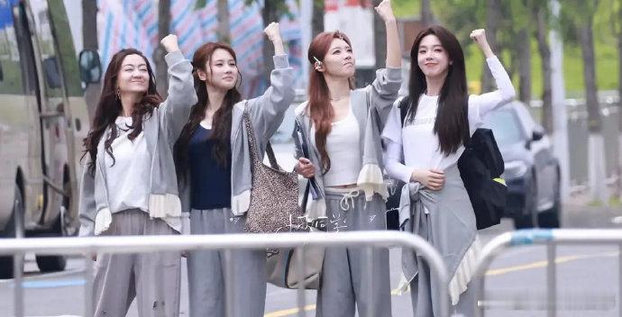 孤单北半球队长张月气场在线，陈瑶灵动共情，者来女高音撑场，张慧雯舞力绽放，四人合