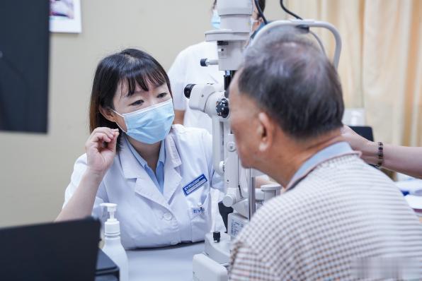 【警惕！东莞73岁老人长期摸黑刷手机诱发青光眼】有着30多年糖尿病史的谭叔经常用