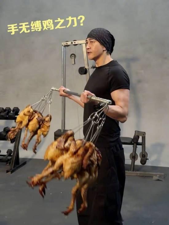 何润东用脚趾给自己项羽点赞近期何润东零成本翻红，代言接到手软，而最让人忍俊不禁的