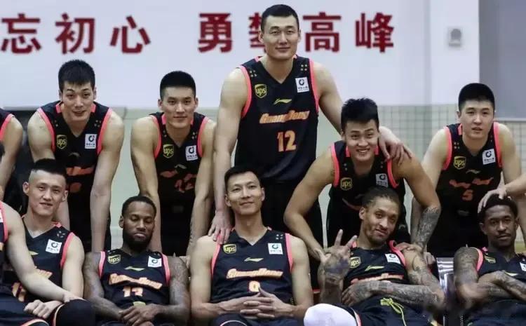 广东宏远新赛季的阵容，他们能夺冠吗
首发阵容
徐杰
胡明轩
马尚
杜润旺
周琦

