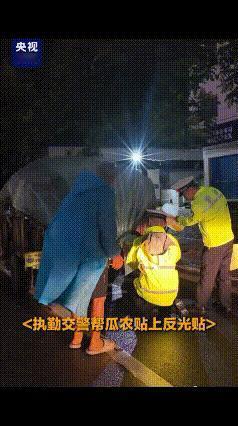 河南周口，交警路口执勤时，遇到大爷一开着拖拉机拉着满满一车瓜停在了红绿灯路口，而