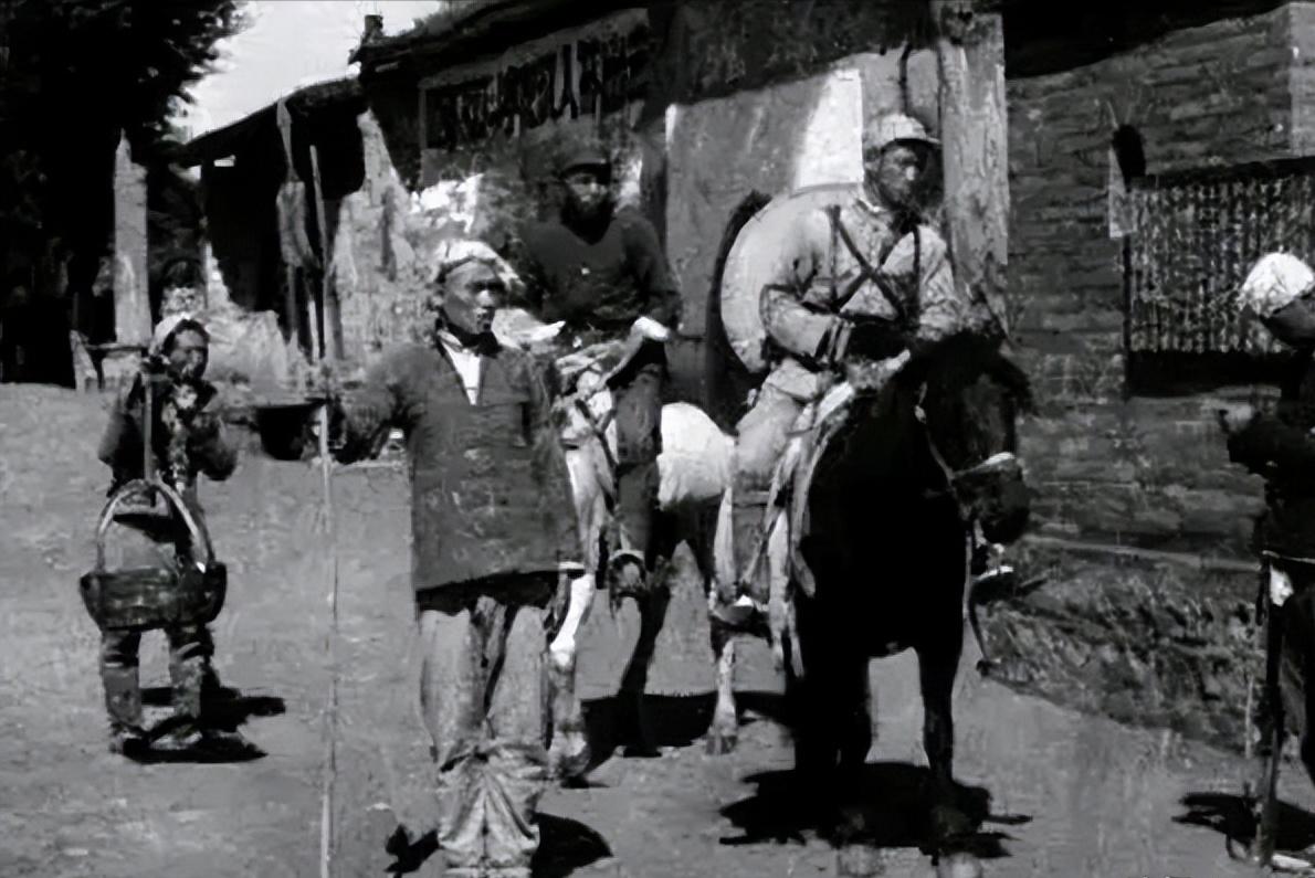 1938年，八路军王金英因为病重，被秘密送回家乡休养，不料邻居却跑去告密，鬼子直