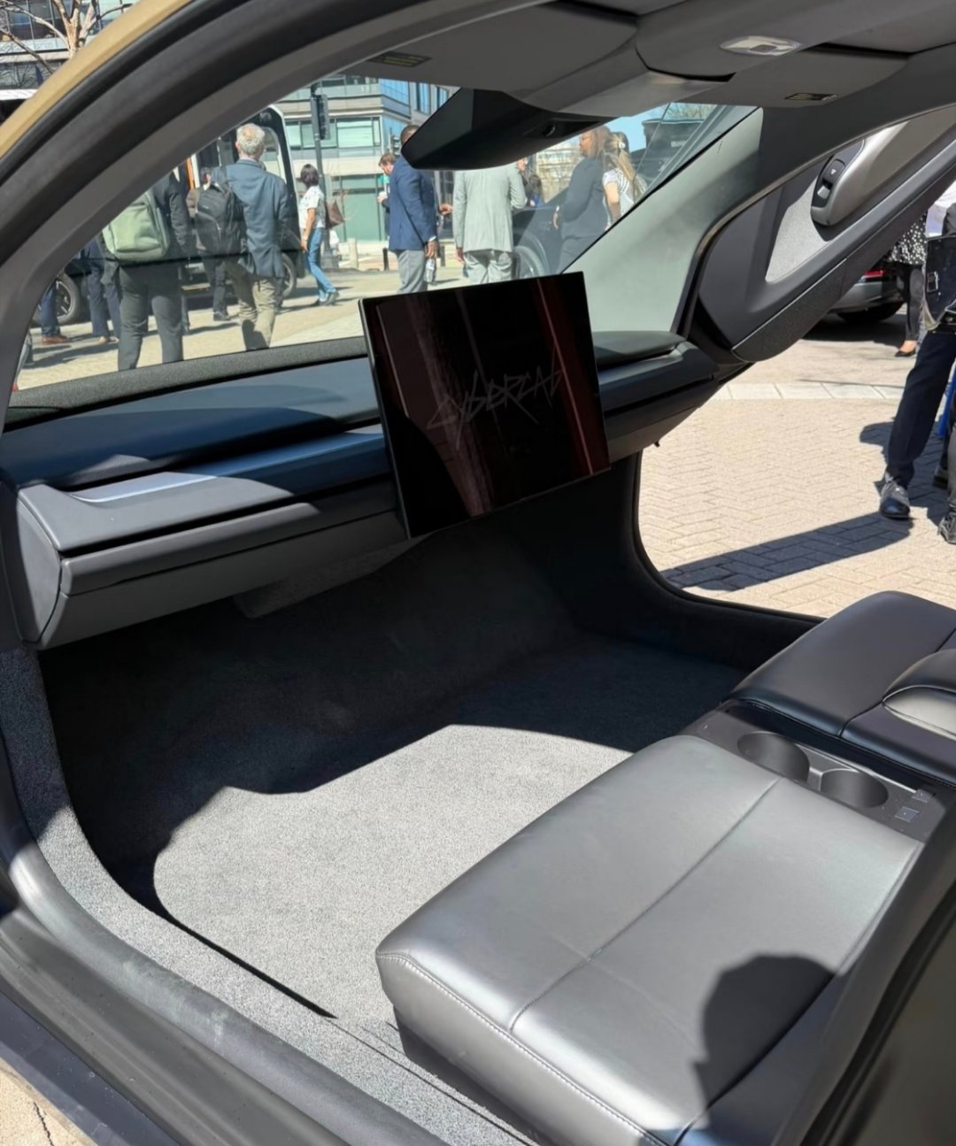 马斯克把方向盘删了马斯克确实“删”掉了方向盘——特斯拉专为无人驾驶设计的Cybe