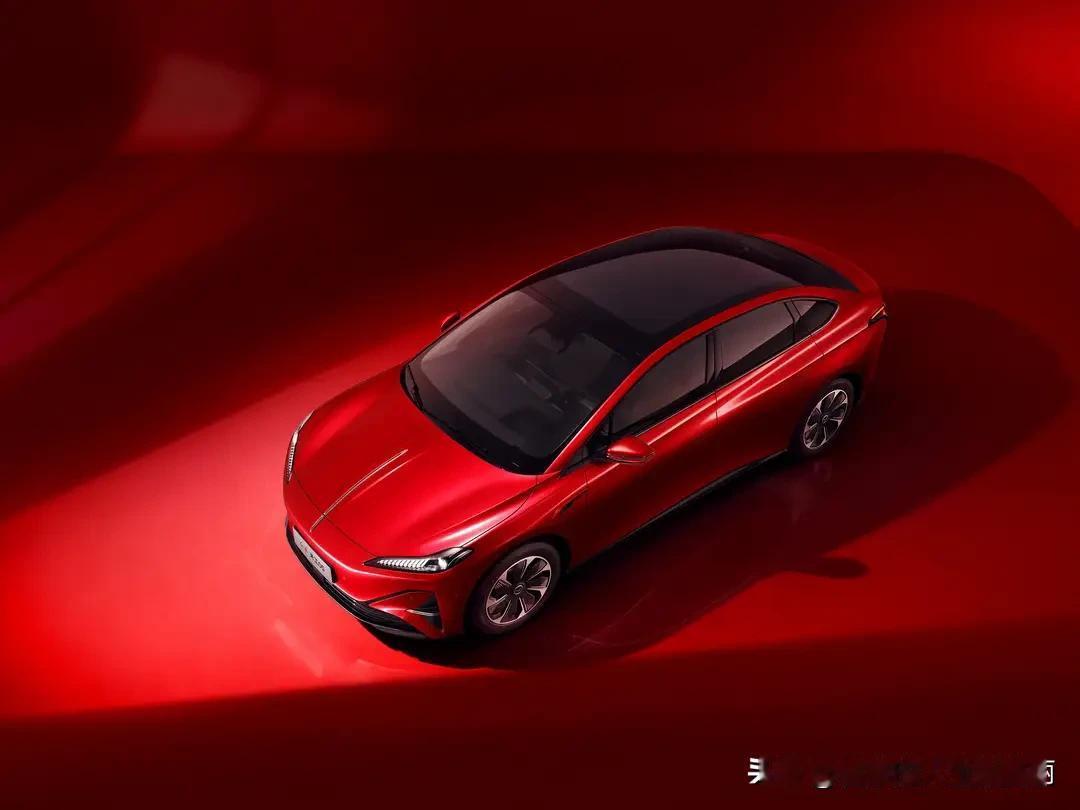 在主动安全方面，红旗天工05配备了防撞预警系统、自动紧急制动系统、车道偏离预警系