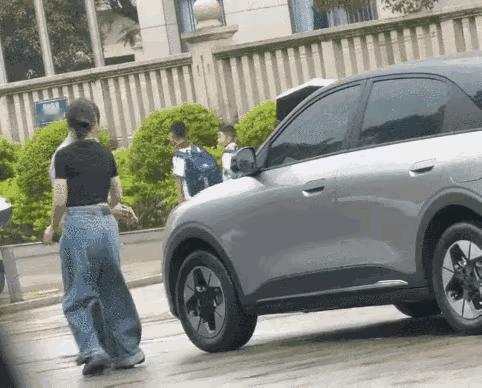 女子踹保安遭扇耳光后续：女子耳膜穿孔，涉事保安是外包人员已被停职，案件正在调查中