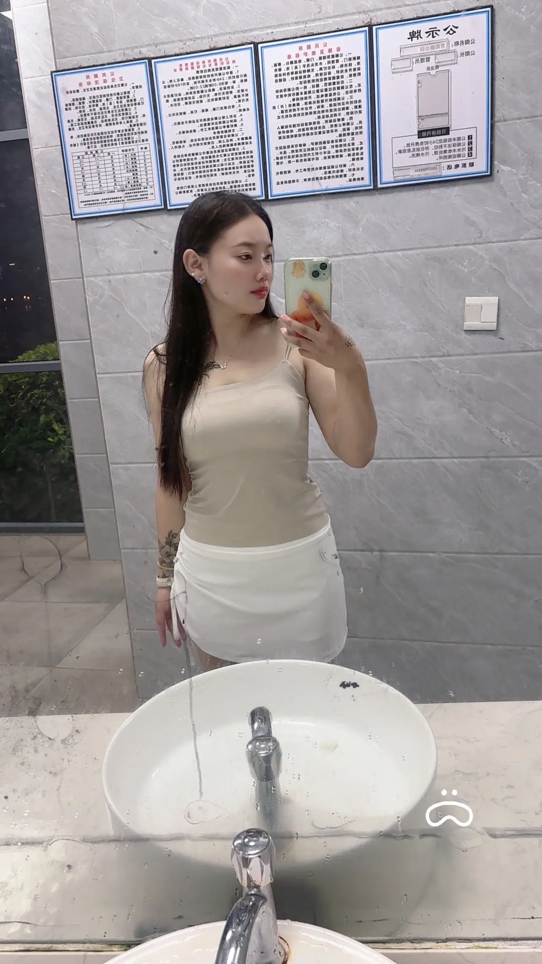 明知道是条死路    还是舍不得离开   只有伤透了才会清醒吧！
