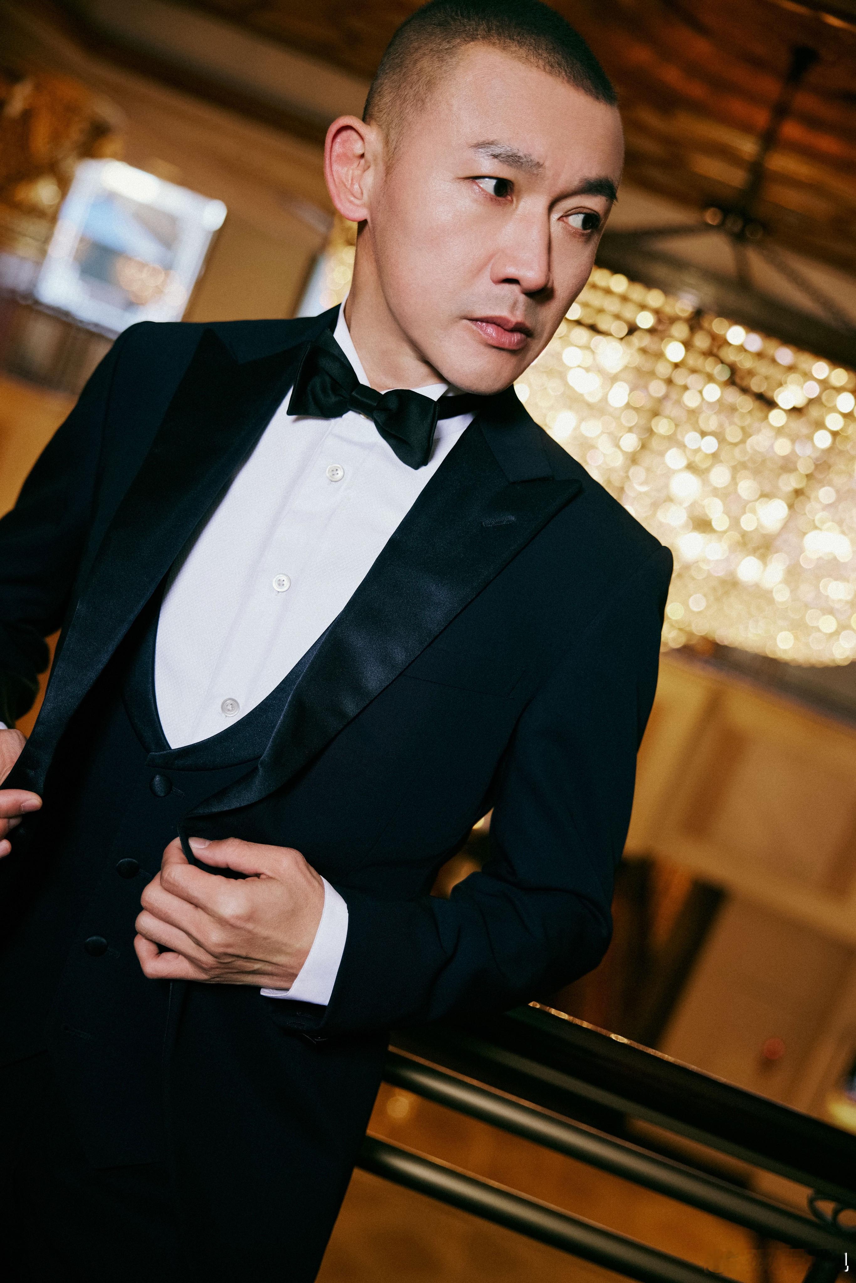 简约利落，探寻纯粹。欢娱影视演员出席凤凰网2024 行动者联盟公益盛典  。 