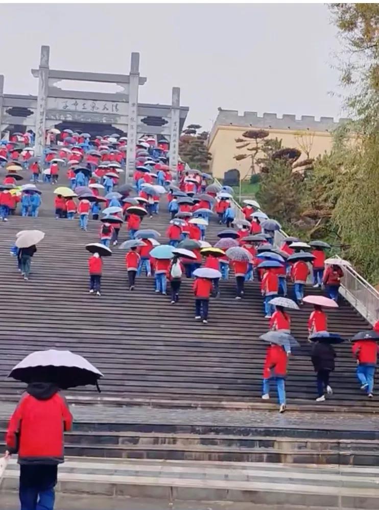 甘肃天水市的一所学校，哇塞，都建天上去了，学生上学如上朝，蔚为壮观。