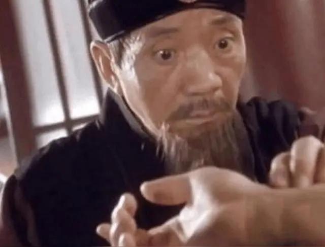 慈禧曾经有段时间不爱吃饭，呕吐，她的肚子也越来越大，找了两个御医去看病，同样的病