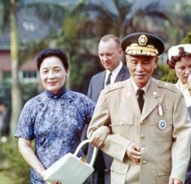 1975年蒋介石因病去世，临终叮嘱宋美龄要尽快离开台湾，这背后是为何？
1969