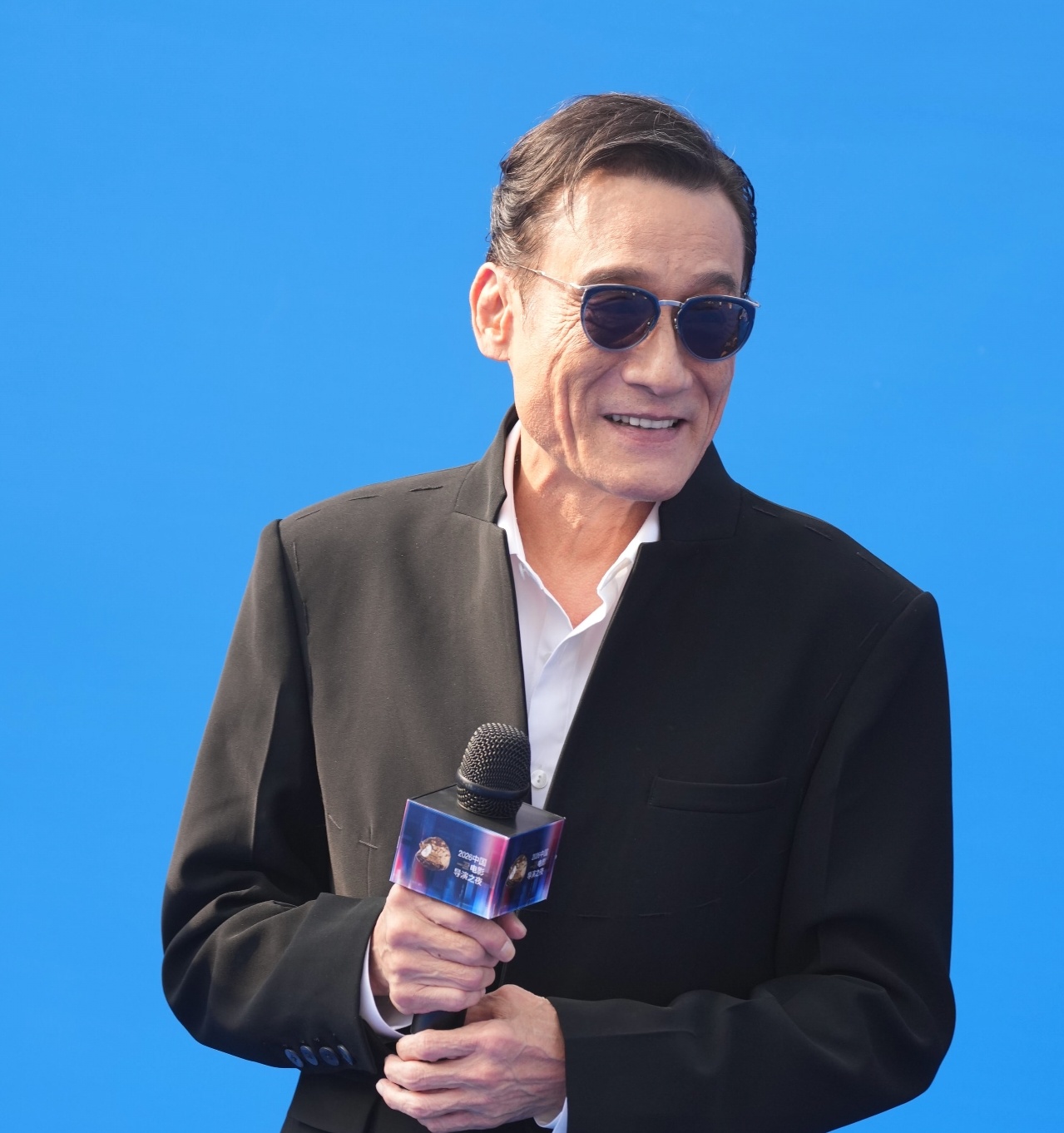 开阔的法令纹，加上捧场纹，会继续为老男人加持事业，财运，与名声。 