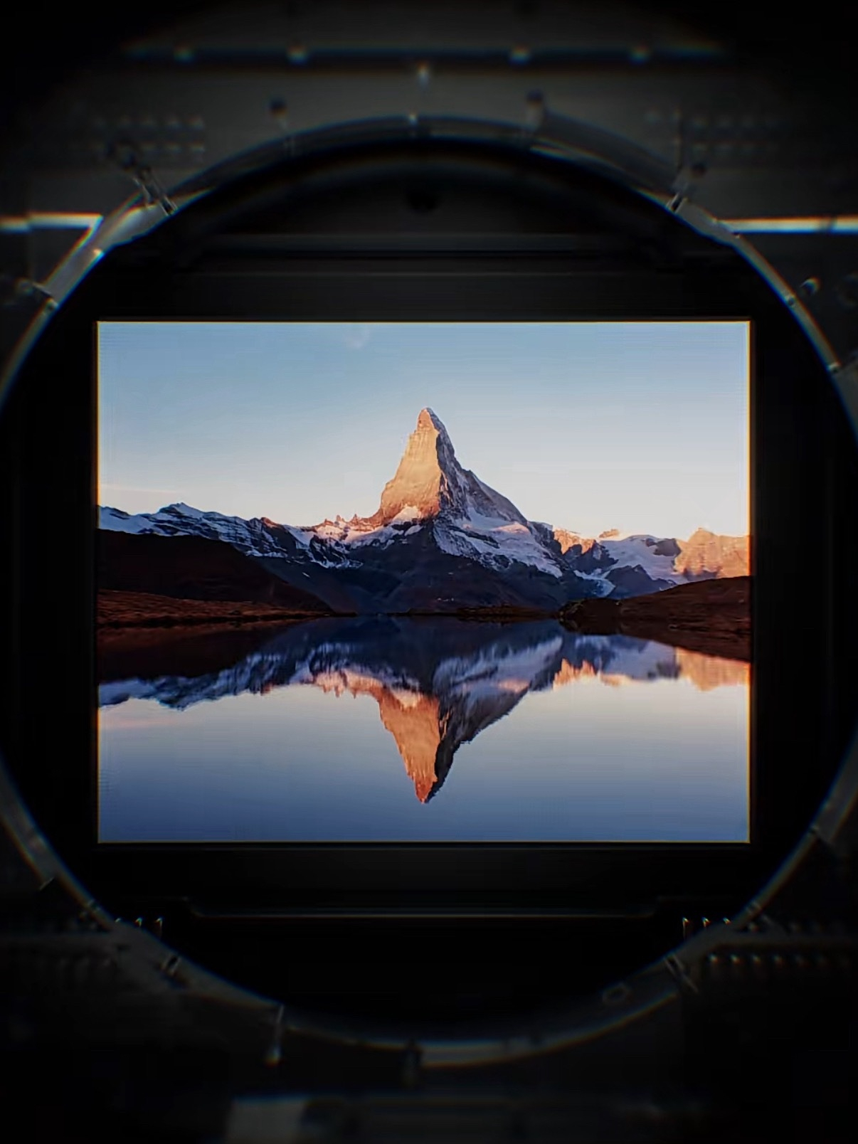 这次大疆 Pocket 4 不出意外用上了一英寸正方形的传感器，这下竖屏拍摄就不