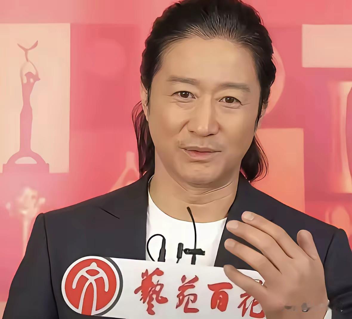 吴京面相变化好大，年轻时候是英俊奶油小生，现在留了中长发后竟然撞脸洪金宝。当导演