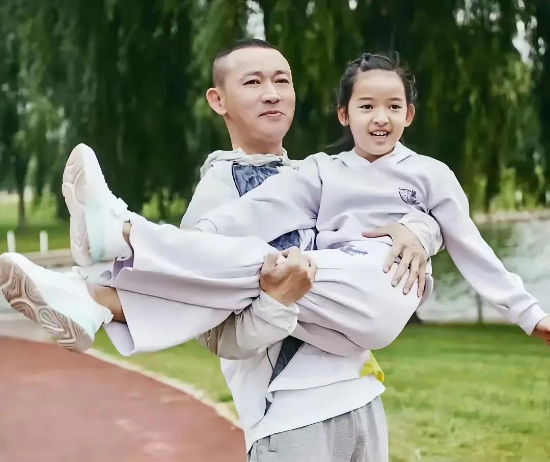 上阵父子兵，亲爸给亲闺女演干爸爸，就不怕观众吐槽他们家搞关系户吗？本以为《暗夜与