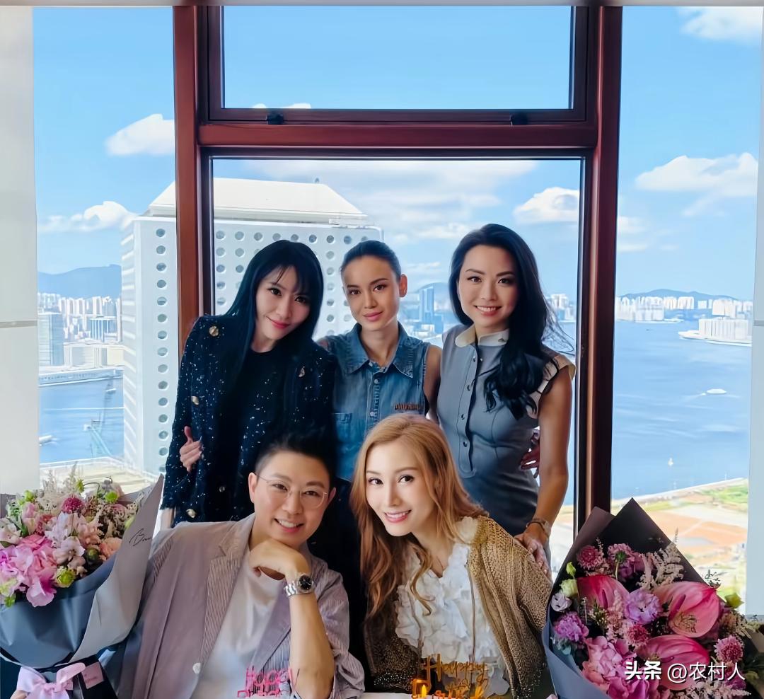 香港豪门阔太王明琪和李嘉欣同月生日，本次聚会是两人联合庆生，常常结伴出席高端社交