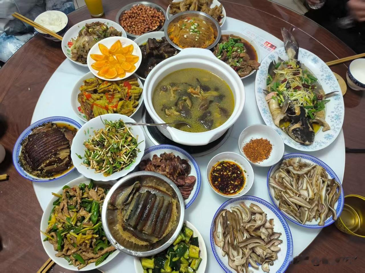 如果说这是湖南的年夜饭，你们相信吗？反正我不相信，湖南年夜饭一般不上凉菜。