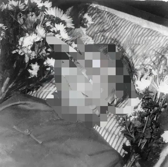 1969年， 陈寅恪 安详离世，遗容肃穆。一月后，妻子 唐筼 随夫而去，文人风骨